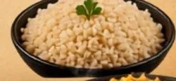 Bol de arroz blanco con perejil