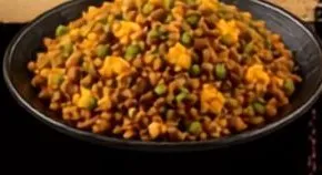 Plato de arroz chaufa con verduras y huevo