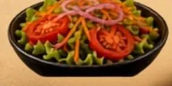 Ensalada fresca con tomate y cebolla morada